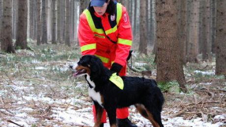 Bei der Suche nach Vermissten bekommt die Polizei auch Unterstützung von ehrenamtlichen Helfern: In Dettenschwang waren Rettungshunde der Feuerwehr Aschheim mit von der Partie. Hier Tanja Kappenberg mit ihrem Berner Sennhund.