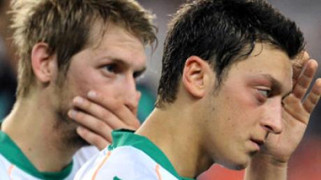 Aaron Hunt und Mesut Özil stecken mit dem SV Werder Bremen in einer Krise.