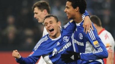 Bayer spürt Bayerns Atem - Schalke bleibt dran