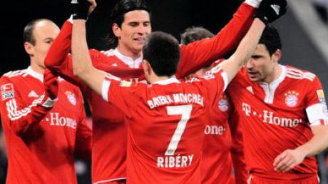 Die Münchner Arjen Robben (l-r) Mario Gomez, Franck Ribery und Mark van Bommel jubeln über das 3:1 durch Gomez im Spiel gegen Borussia Dortmund.