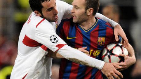  Cristian Molinaro (l) von Stuttgart und Andres Iniesta von Barcelona streiten sich um den Ball. Bild: dpa