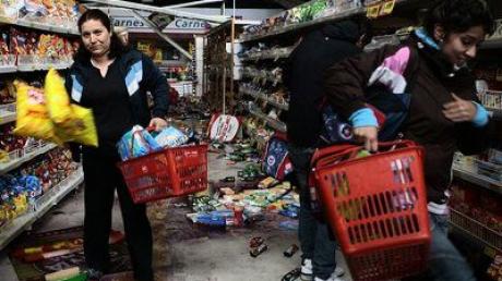 Nach dem Erdbeben in Chile bedienen sich Betroffene in einem Supermarkt.