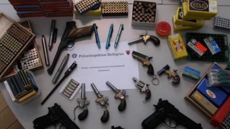 Die Polizei fand ein großes Waffenlager in Beilngries. Bild: Polizei