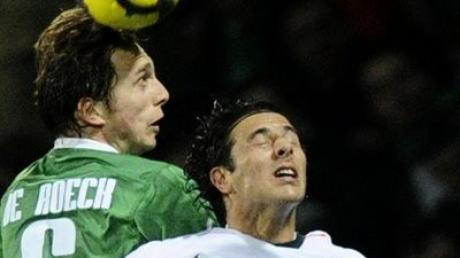 Jonas de Roeck (FC Augsburg) gewinnt ein Kopfballduell gegen Claudio Pizarro (Werder Bremen)
