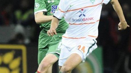 Claudio Pizarro (Werder Bremen, rechts) im Zweikampf mit Jonas De Roeck (FC Augsburg)