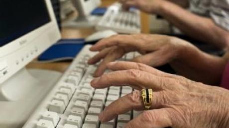 Immer mehr ältere Menschen gehen online einkaufen