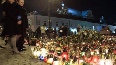 Blumen und Kerzen zum Gedenken an Polens Präsident Kaczynski
