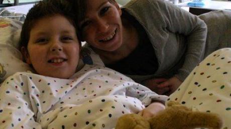 Jamie nach seinem Sturz aus dem siebten Stock im Klinikum Ingolstadt mit seiner Mutter.