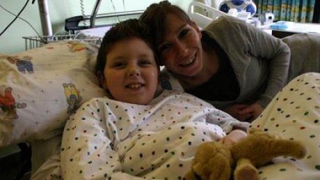 Jamie nach seinem Sturz aus dem siebten Sttock im Klinikum Ingolstadt mit seiner Mutter.