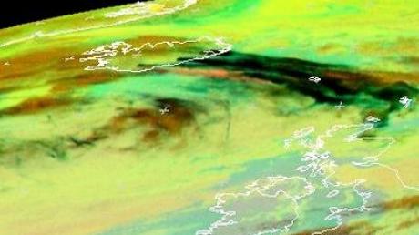 Sattelitenbild der Aschewolken über Nordeuropa - ausgehend von Islands Vulkanausbruch. 