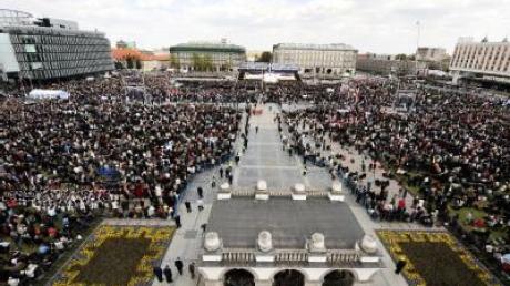 Hunderttausende Polen in Trauer um Kaczynski vereint