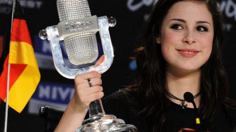 Lena zeigt die Trophäe des Eurovision Song Contests