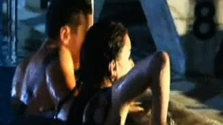 Polizeisirenen verscheuchen Lena Meyer-Landrut und ihren Filmpartner Nicolas aus dem Pool. Bild: RTL Screenshot