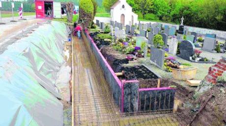 Die Friedhofsmauer von Schönenberg drohte einzustürzen. Nun muss sie von Grund auf neu gebaut werden. Foto: Neuhäusler
