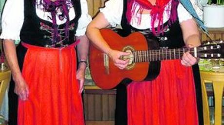 Erna Dirschinger und Maria Eisenwinter sangen und spielten bei der Maifeier in Blindheim. Foto: FB