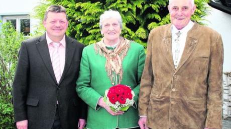 Bürgermeister Lorenz Braun (links) gratuliert Alfons und Maria Gail aus Heretshausen. Foto: Jürgen Dumbs