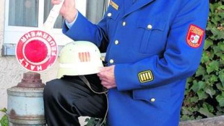 Kreisbrandrat Georg Anzenhofer aus Welden, seit 1994 oberster Chef der Feuerwehren im Augsburger Land, hängt seinen Helm mit den vier roten Streifen an den Nagel. Foto: Walter Kleber
