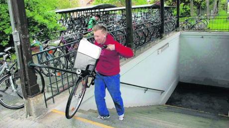 Ob Fahrrad, Koffer oder Kinderwagen: Wer zu den Bahnsteigen will, muss in Bobingen oft schleppen. Foto: Thomas Herrmann