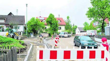 Eine befahrbare Baustelle mitten in Großkötz ist die Kreuzung der Kreisstraßen GZ 4 und GZ 5. Bis spätestens Fronleichnam sollen nach Auskunft des Kötzer Bürgermeisters Ernst Walter die Bauarbeiten an den Großkötzer Straßen abgeschlossen sein.