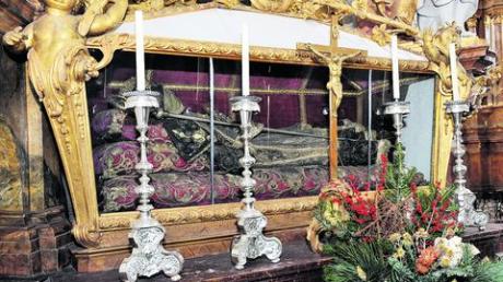 In diesem barocken Schrein auf dem Magdalenenaltar im Marienmünster sind die sterblichen Überreste der heiligen Mechtild gebettet. Foto: Thorsten Jordan 