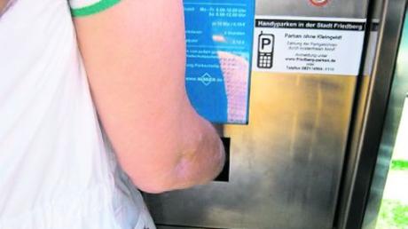 Bis zum Unterarm war eine 50-Jährige in einem Parkautomaten in Friedberg eingeklemmt. Foto: Polizei Friedberg