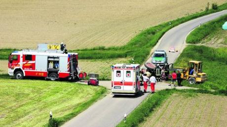 Auf einer Kreuzung zwischen Adelzhausen und Heretshausen kippte gestern Mittag ein Traktor um. Foto: Karl Stöckner