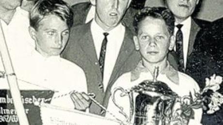 Die Feier nach dem Pokalsieg 1963: Rudi Siegl, zu sehen hinter den Buben mit Pokal und Wimpel (Mitte). Foto: arc