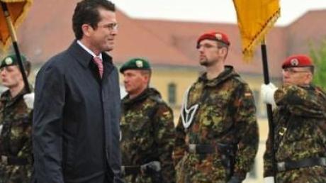 Verteidigungsminister Karl-Theodor zu Guttenberg beim Besuch eines Bundeswehr-Standorts.