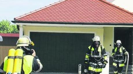 Atemschutzgeräte waren notwendig, um den Schwelbrand im Keller eines Hauses in Illerzell bekämpfen zu können. Die örtliche Feuerwehr hatte den Brand schnell gelöscht. Foto: wis
