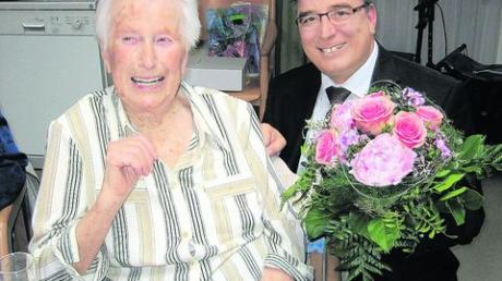 Will mindestens so alt wie "Jopi" Heesters werden: Josefa Carl. Neu-Ulms Oberbürgermeister Gerold Noerenberg gratulierte ihr dieser Tage zum 100. Geburtstag. Foto: zg