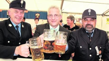 Hatten allen Grund zum Strahlen: Schirmherr Bürgermeister Anton Ferber (Mitte) sowie Kommandant Günther Buchberger (links) und Vorsitzender Edwin Luderschmid.