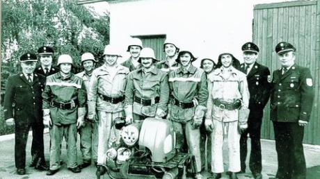 Es gibt nicht viele Bilder von der Feuerwehr Baierberg, die seit 1972 nur noch als Löschgruppe innerhalb der Feuerwehr Mering existiert. Dieses hier zeigt die Gruppe beim Goldenen Leistungsabzeichen 1984 mit der damaligen Feuerwehrführung. Foto: Feuerwehr