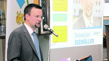 Sebastian Seemüller, Bürgermeisterkandidat der CSU, stellte sich in Irsingen den Bürgern vor und beantwortete ihre Fragen. Foto: Sebastian Hofmann