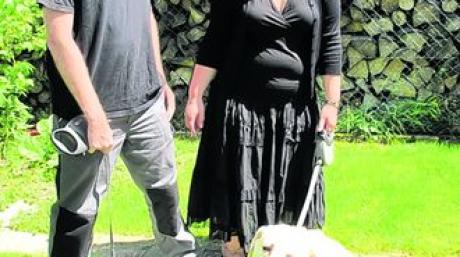 Gemeinsame Freude auf die WM in Südafrika: Craill und Judy Craig aus Bühl mit den Hunden Levi (rechts) und Jessie.