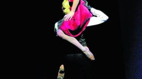 Gisela Montero I Garcia und Juliane Nawo in einer Tanzszene des "Ballet chanté" von Bertold Brecht nach der Musik von Kurt Weill. Foto: Jochen Klenk 