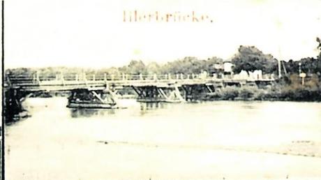 Eine Postkartenansicht aus dem Jahr 1909 mit der wuchtigen Holzbrücke über die Iller nach Dietenheim. Foto: Archiv Egon Eberle