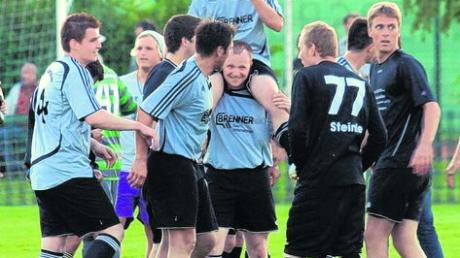 Auf den Schultern getragen wurde Marcel Eckhardt (SpVgg Ederheim), der im Entscheidungsspiel gegen den TSV Unterthürheim beide Tore zum 2:1-Sieg erzielte. Foto: Klaus Jais