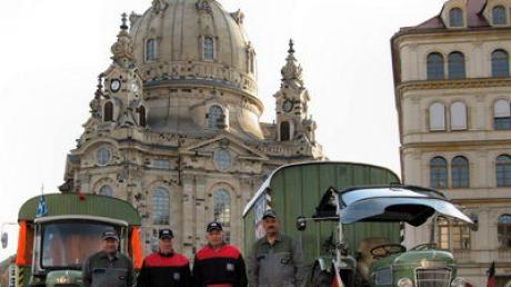 Mit dem Fendt nach Kiew: Fahrer Gerhard Obst und Albert Berger sowei die Co-Piloten Helmut Obst und Fritz Singer vor der Frauenkirche in Dresden.