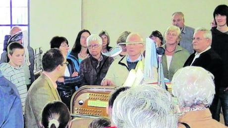 Der Renner waren die Orgelführungen mit Bastian Fleck (Bildmitte). Foto: uls