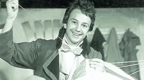 Heute noch ein Lausbub, einst ein Lausbub: Robert Naegele bei einem Auftritt in Ulm im Jahre 1951 in "Was Ihr wollt". Foto: Arc