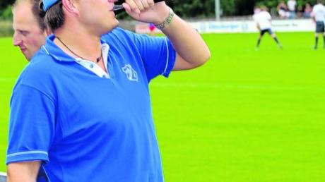 Lautstarke Unterstützung erhielt der SV Röfingen im Relegationsspiel gegen den FC Günzburg. Markus Baumeister wollte seine Mannschaft mit der Vuvuzela in die Kreisliga tröten. Geholfen hat's offensichtlich. Foto: em
