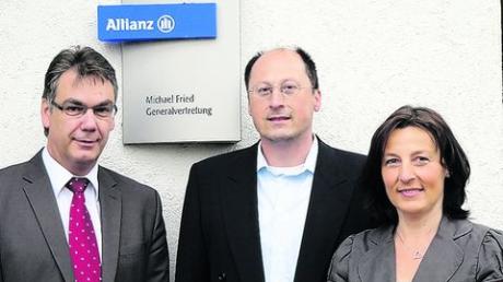 Allianz Fried in Finning feierte Zehnjähriges. Im Bild von links: Wolfgang Niedermeier, Michael Fried, Ursula Volkmer. Foto: Ulrike Reschke