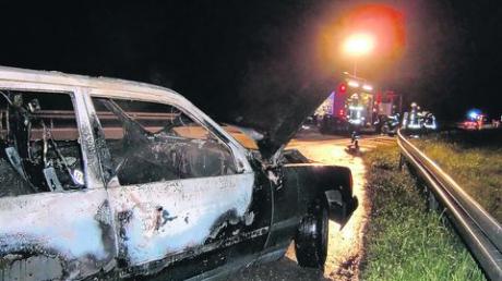 Wrack auf der Autobahn: Ein Auto hatte auf der A96 Feuer gefangen. Foto: ulf