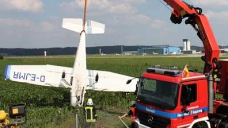 Dieses Kleinflugzeug verunglückte beim Landeanflug in Augsburg. Bild: Berufsfeuerwehr Augsburg
