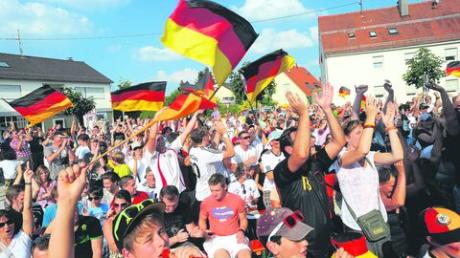 Der Dorfplatz explodiert: Die Fans beim Public Viewing in Leitershofen feiern den 4:1-Erfolg. Fotos: Marcus Merk 