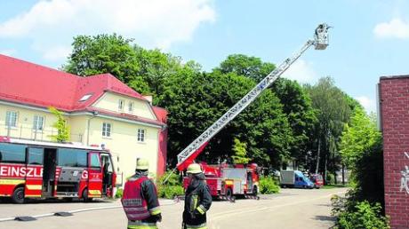 Ganzen Einsatz zeigten die Feuerwehrler aus Senden bei ihrer Übung auf dem Webereigelände. 40 Helfer von THW Neu-Ulm und FFW Senden waren dabei. Foto: ahoi