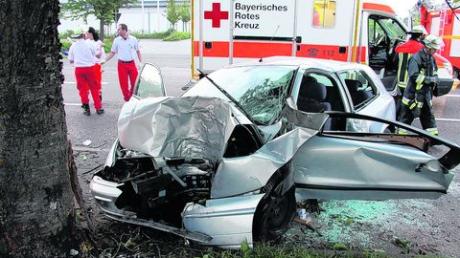In diesem Fiat einer 18-Jährigen aus Schrobenhausen saßen drei junge Leute. Während die Fahrerin nur leicht verletzt wurde, schweben ihre Mitfahrer noch in Lebensgefahr. Foto: Reiß