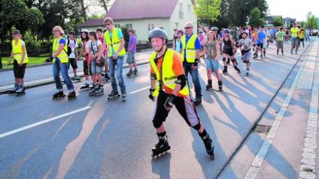 150 Teilnehmer hatten bei der Skatenight in Karlshuld ihren Spaß. Gestartet sind die Skater am Freitagabend am Volksfestplatz. Foto: Habermeier