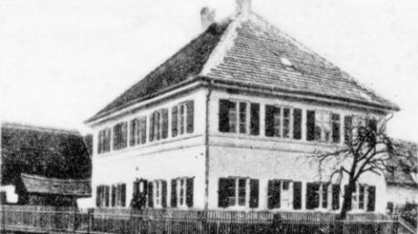 Von 1862 bis 1921 diente dieses Haus als Schule von Derching. Im ersten Stock war die Wohnung des Lehrers. 