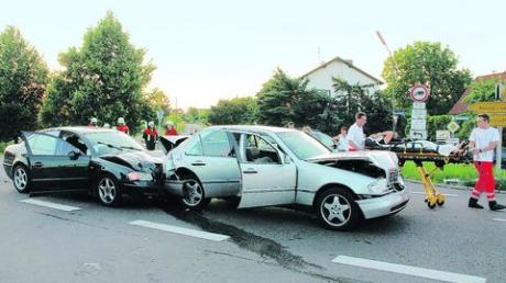 Auf der B 16 übersah am Montagabend eine Frau zwei stehende Autos und verursachte einen Schaden von über 12 000 Euro. Foto: Reichl